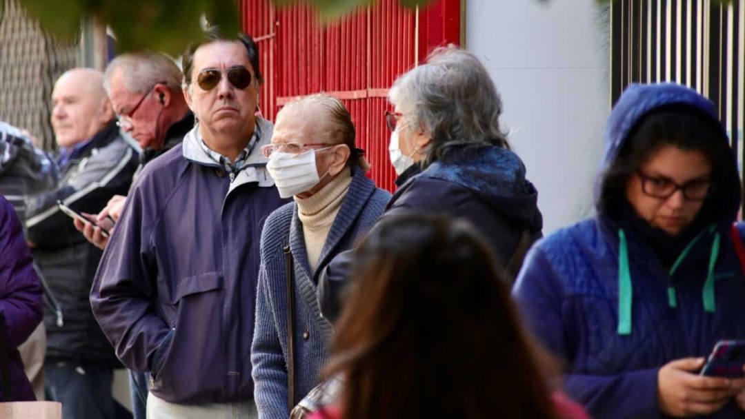 A qué edad se podrían jubilar hombres y mujeres si se aprueba la Ley Bases