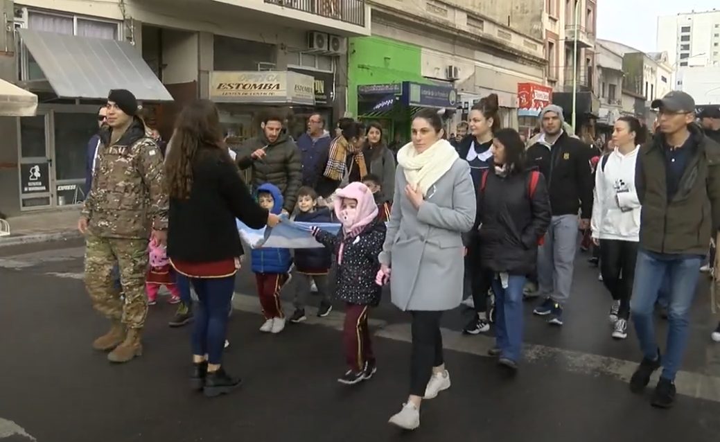 El festejo del Día de la Bandera: alumnos del Jardín desfilaron con la banda del Ejército