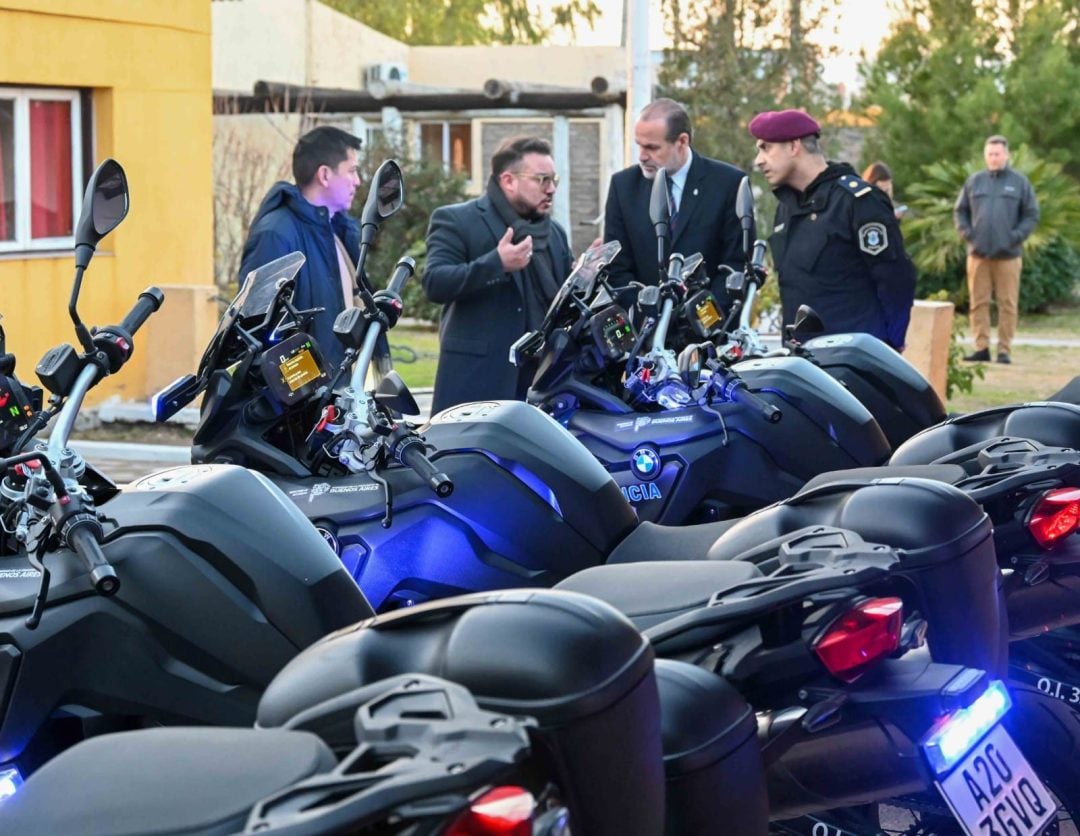 Entrega de motos para personal policial