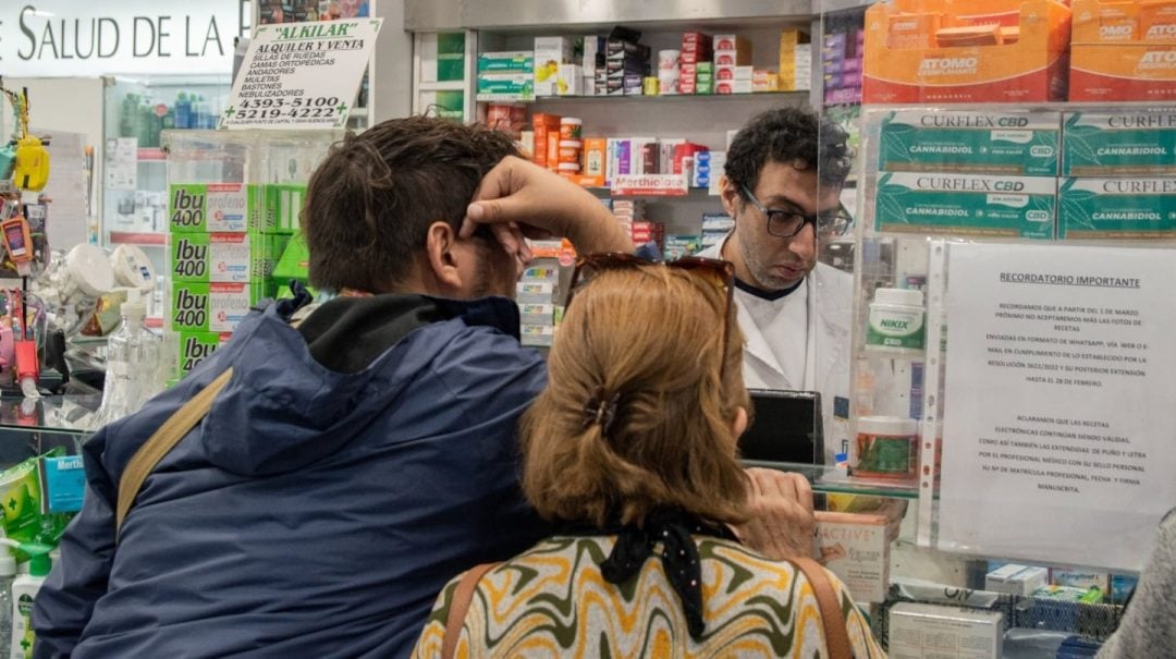 La Justicia anuló dos artículos del DNU de Milei y ordenó que los medicamentos solo se vendan en farmacias