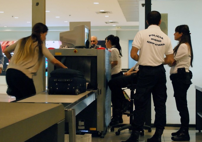 Detienen a un efectivo de la Policía de Seguridad Aeroportuaria por comercialización de droga