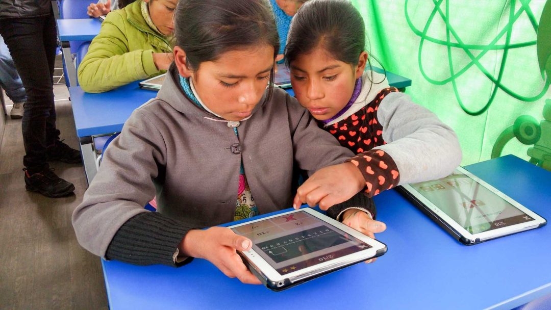 Elaboran un programa para entregar tablets con Internet satelital en escuelas rurales