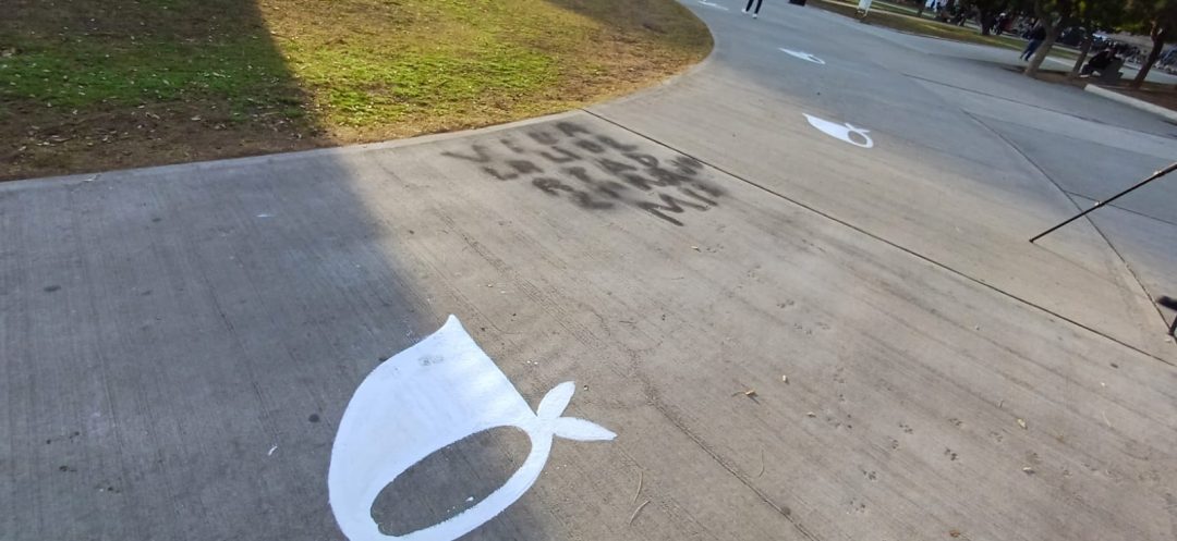 Vandalismo en la Plaza Rivadavia: pintaron los pañuelos de las Madres de Plaza de Mayo