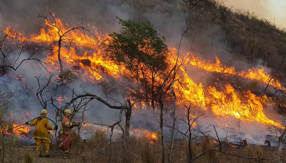 Las llamas no cesan: Ambiente envía recursos para combatir los incendios forestales en Córdoba