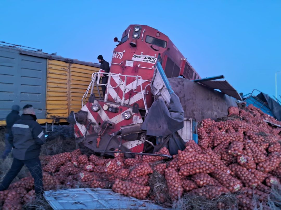 Tras el choque del tren, cortan el tránsito en la rotonda de la ruta 3 y 22