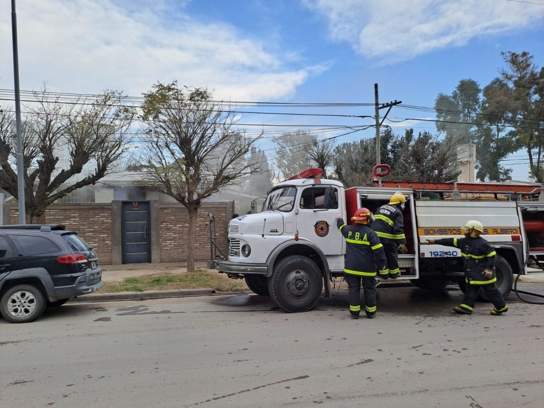 Se prendió fuego una vivienda y dos personas debieron ser asistidas