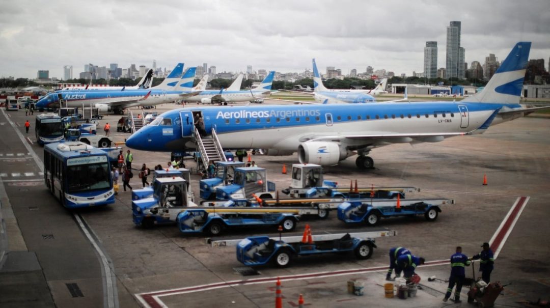 Por decreto, el Gobierno puso en marcha la desregulación del sector aerocomercial: cuáles son los cambios