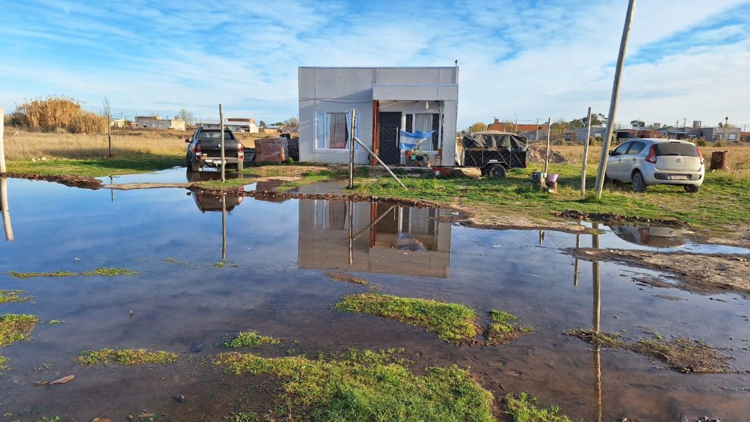 Tiene una laguna de cloaca en la puerta de su casa y ABSA no le da respuestas