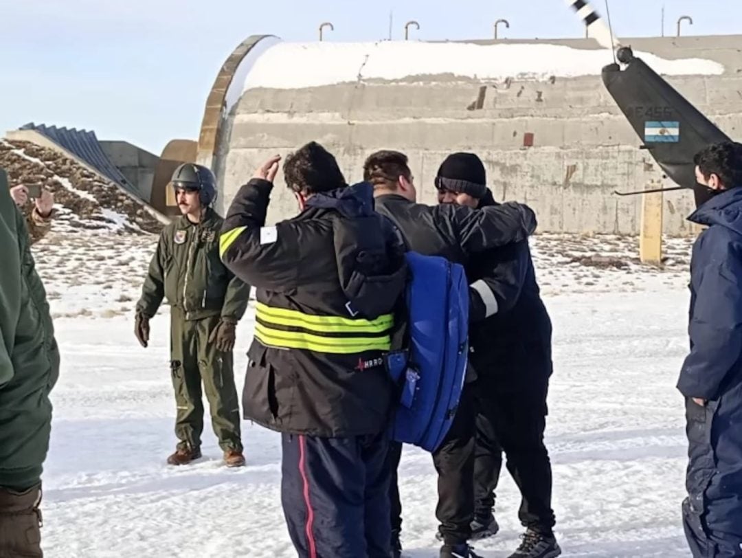 Dramático rescate en helicóptero de cuatro trabajadores aislados por el temporal de nieve en Santa Cruz