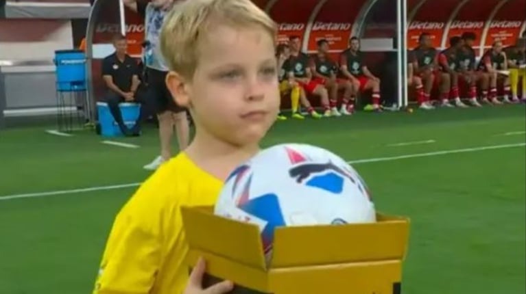 Mirko entregó la pelota del partido de Argentina y Canadá y estallaron los memes: “Marley lo puso a trabajar”