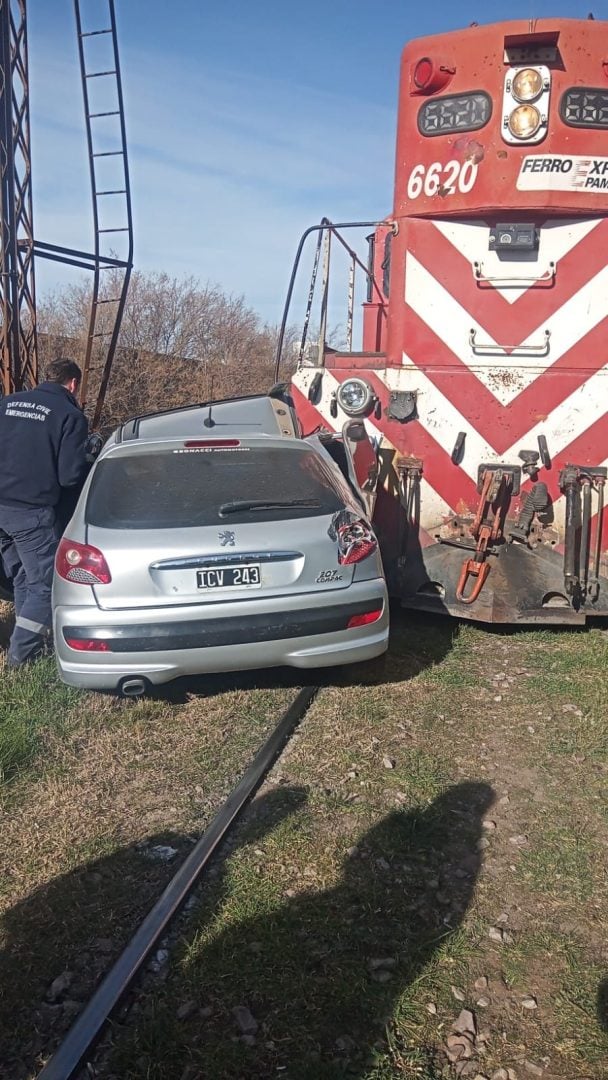 Cruzó un paso a nivel y fue arrollada por una locomotora. Salvo su vida de milagro