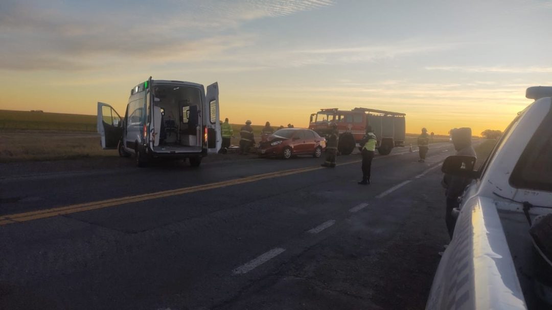 Colisión entre dos autos que viajaban en la misma dirección.