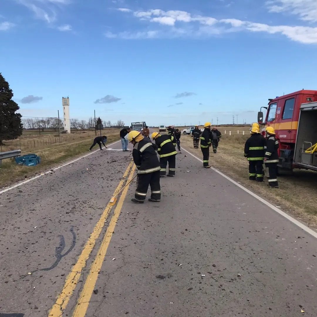 Accidente en Ruta 3: se desprendieron cajones de cerveza de un camión