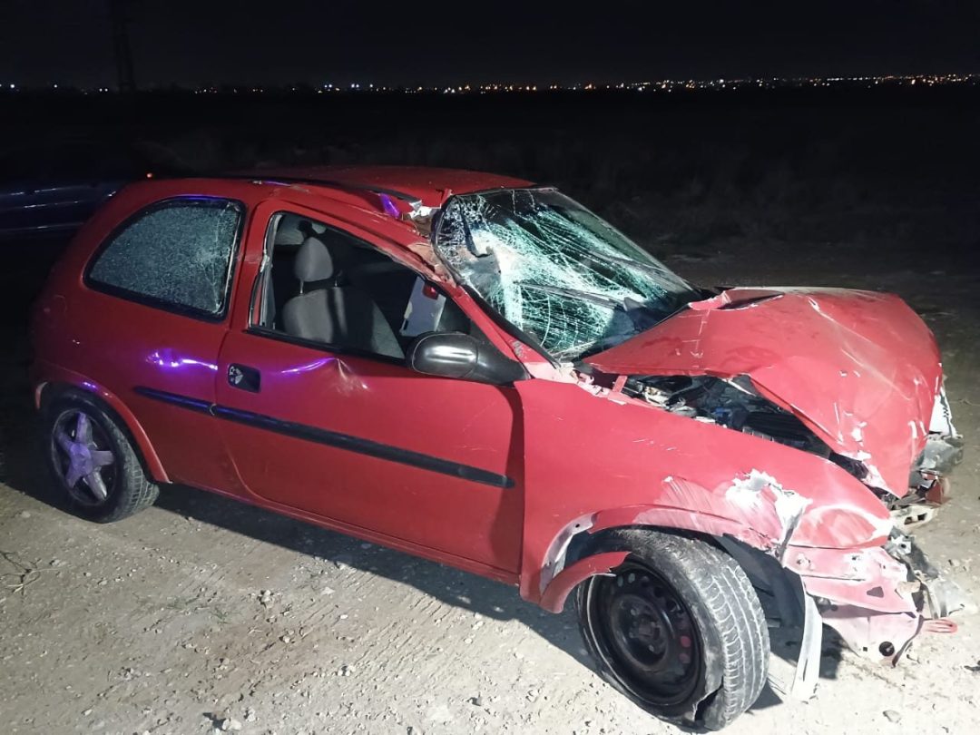 Accidente entre un auto y un camión en el cruce ferroviario de el Guanaco