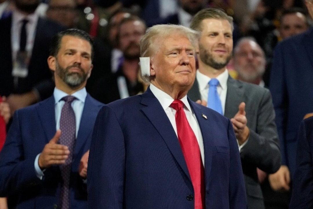 Tras el atentado, Donald Trump reapareció en un evento político con una venda en la oreja