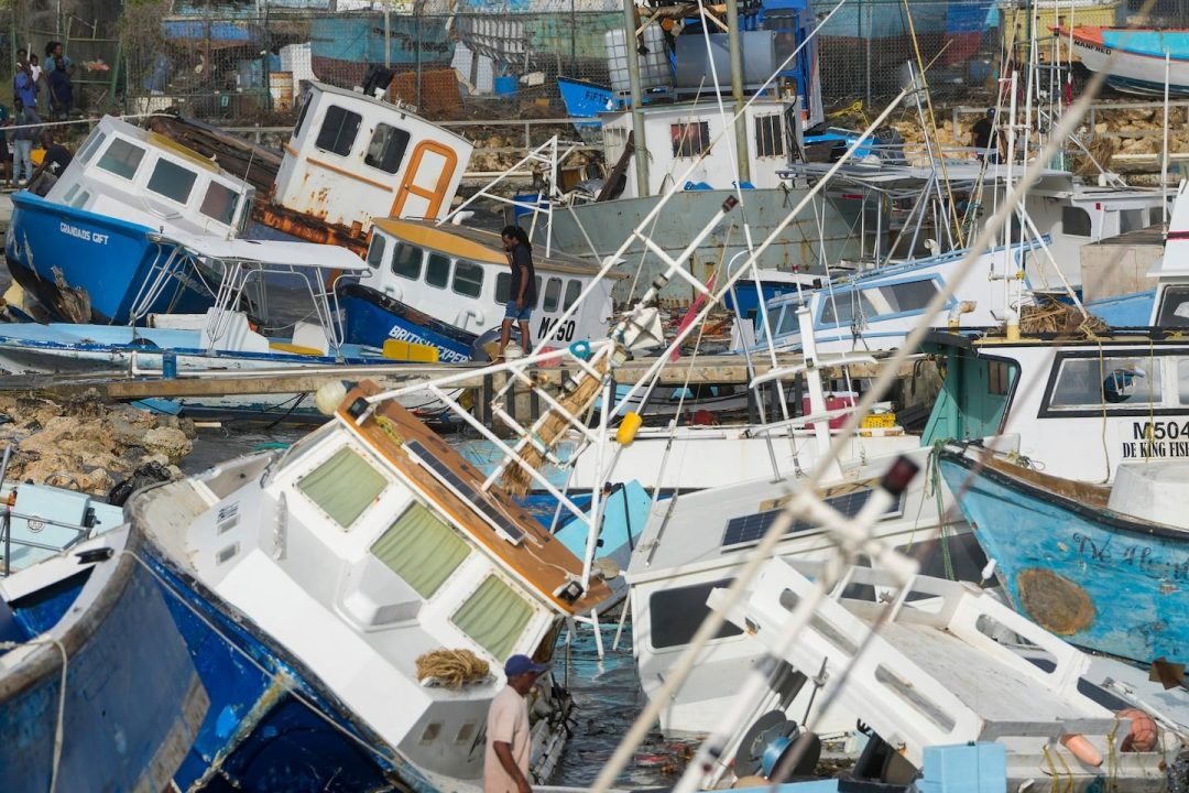El huracán Beryl subió a categoría 5 en el mar Caribe y provocó daños en las costas en las que tocó tierra