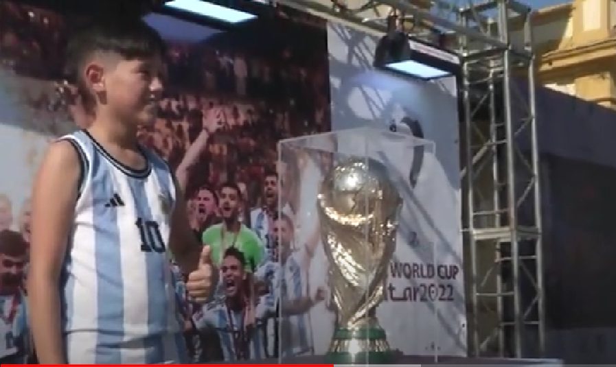 Llegan las copas que ganó la Selección: cómo hay que hacer para sacarse una foto con los trofeos