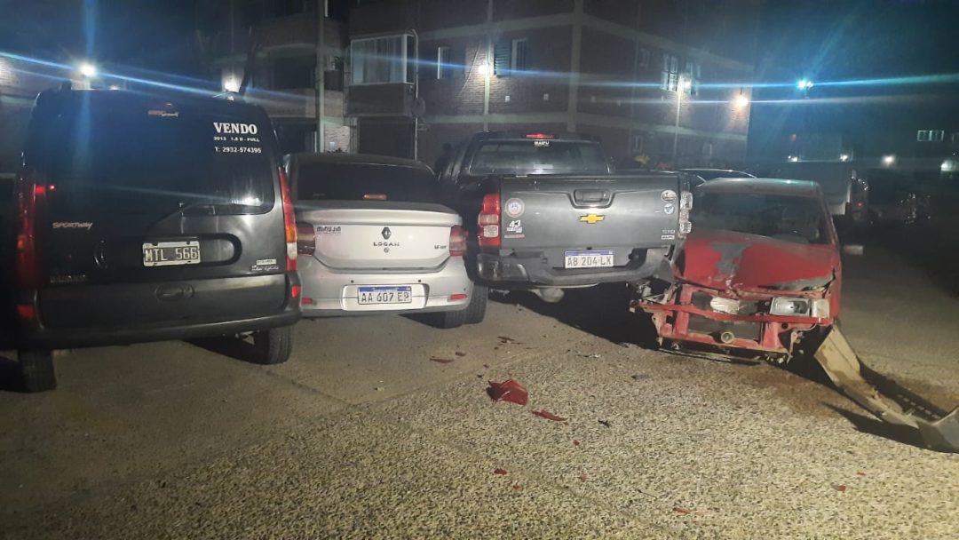 Robaron un auto y al escapar destrozaron vehículos estacionados