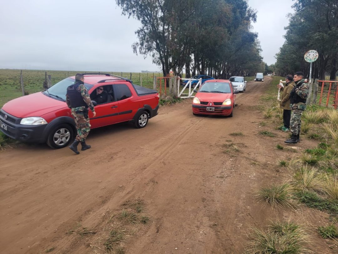 Desbaratan una fiesta clandestina en un campo cercano a Bahía