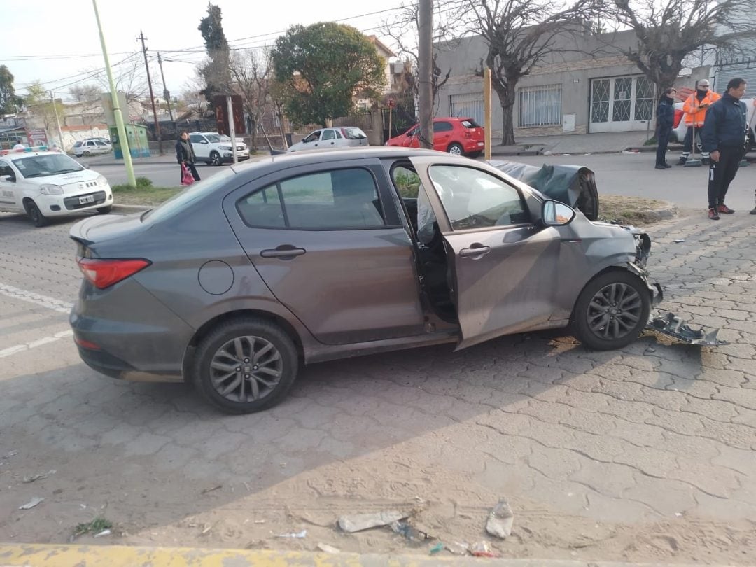 Fuerte choque entre un colectivo y un auto frente al Hospital Penna