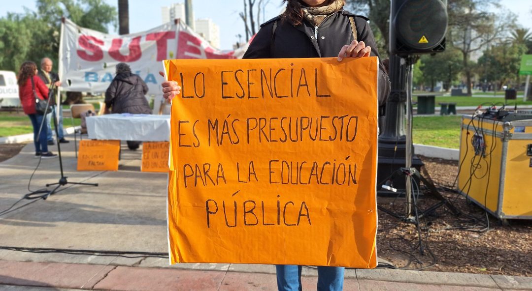 Docentes realizaron una clase pública en la Plaza Rivadavia contra la “esencialidad educativa”