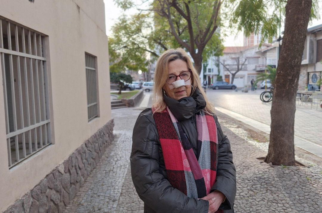 Una vecina tropezó por el mal estado de una vereda céntrica y la caída le provocó serias heridas