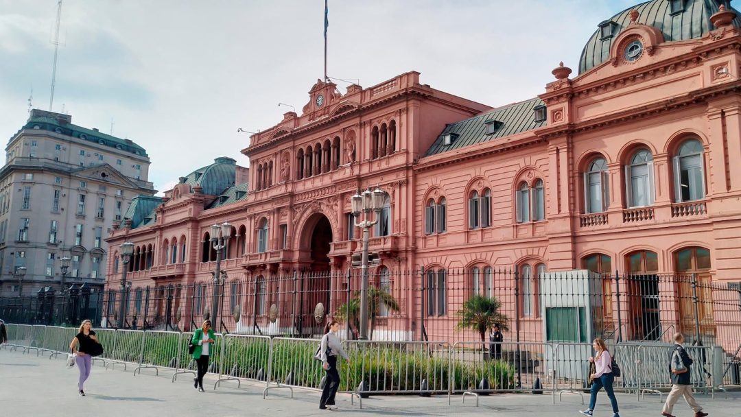 El Gobierno gastó $16 millones en medialunas y panes para los desayunos en Casa Rosada y Olivos