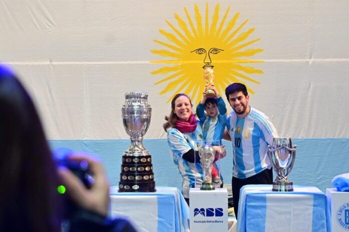 Miles de bahienses presentes en la exhibición de las copas del Mundo, de América y de la Finalíssima