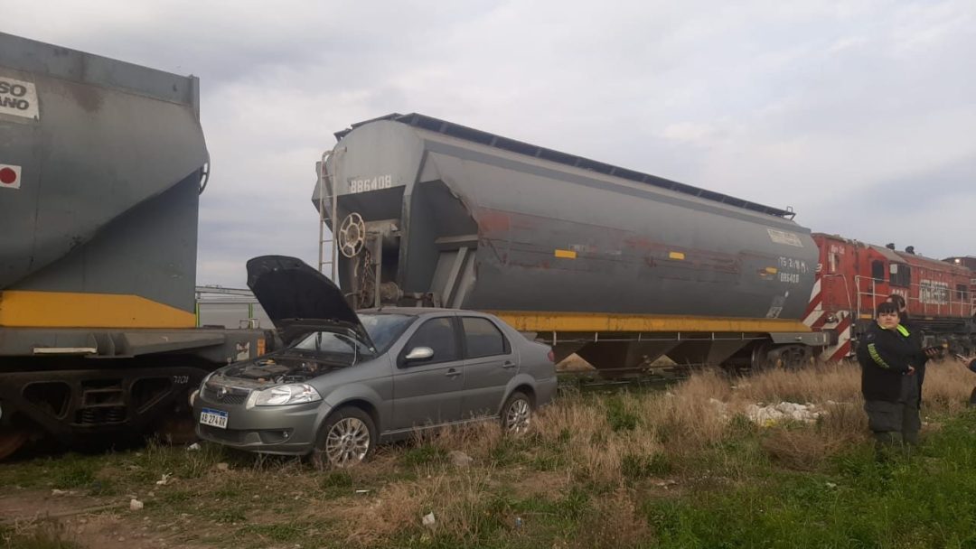 Auto fue embestido por una formación ferroviaria