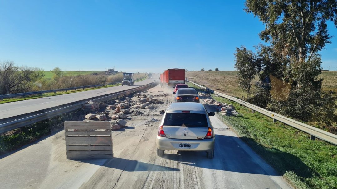 Volcó un camión cargado con bolsas de cemento