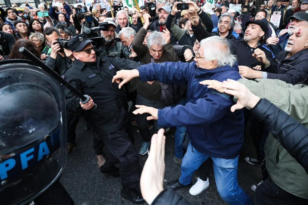 Reprimieron a jubilados que reclamaban por el veto a la Ley Provisional