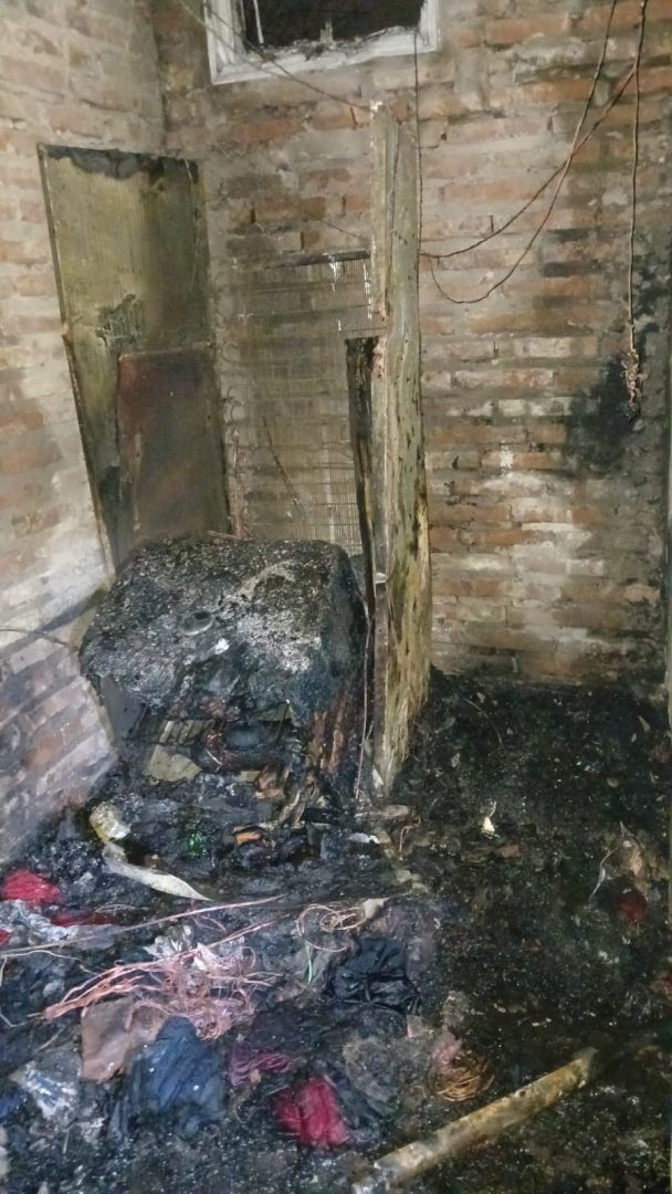 Una mujer hospitalizada tras un incendio