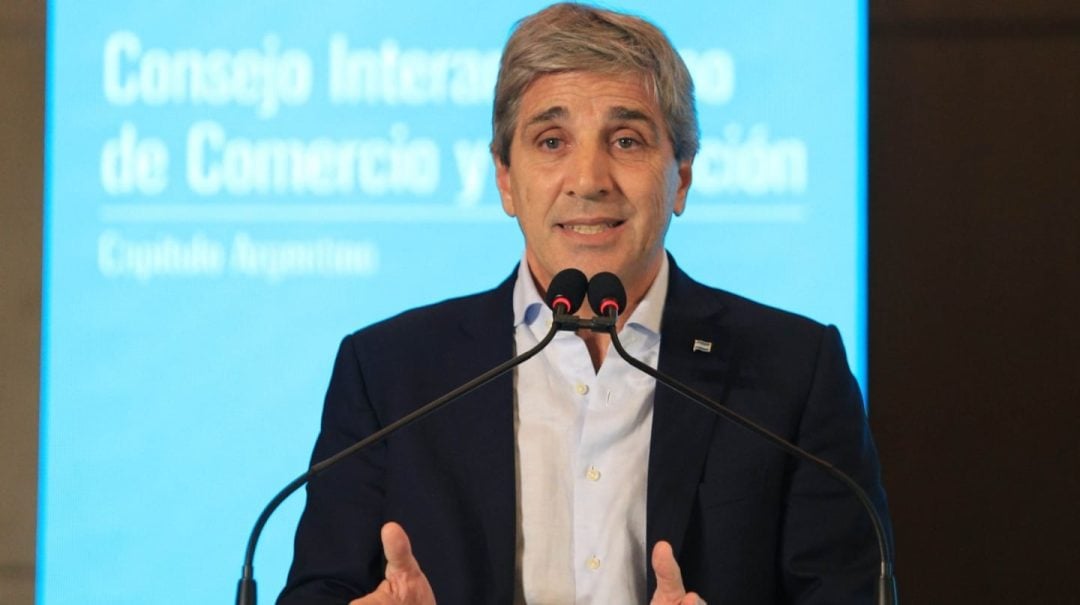 Luis Caputo confirmó que desde el lunes se reducirá el impuesto PAIS para las importaciones