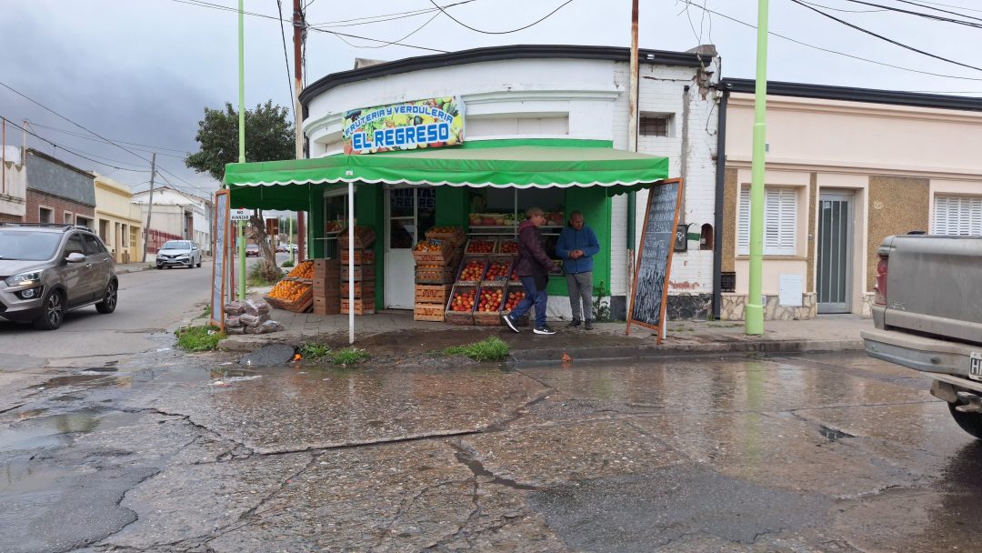 Cansados de reclamar por una pérdida cloacal en la puerta de la verdulería