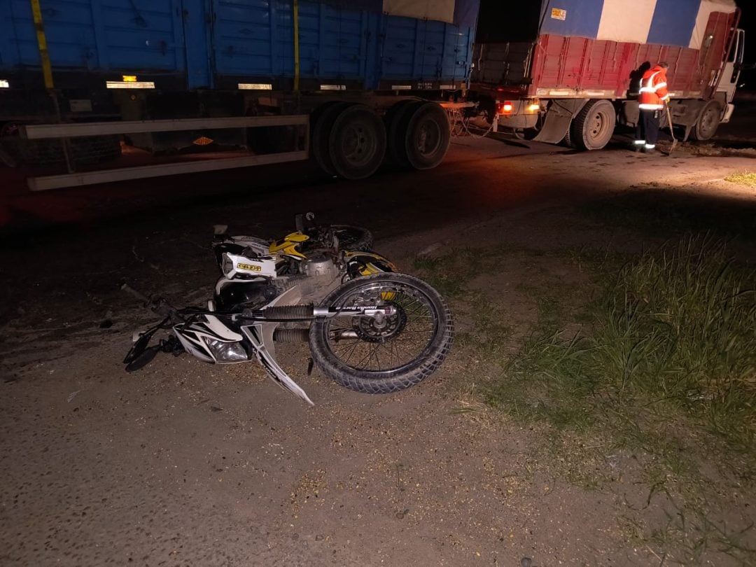 Un motociclista terminó internado luego de chocar contra un camión