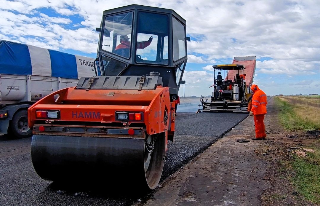 Repavimentan la RN 3 en Dorrego