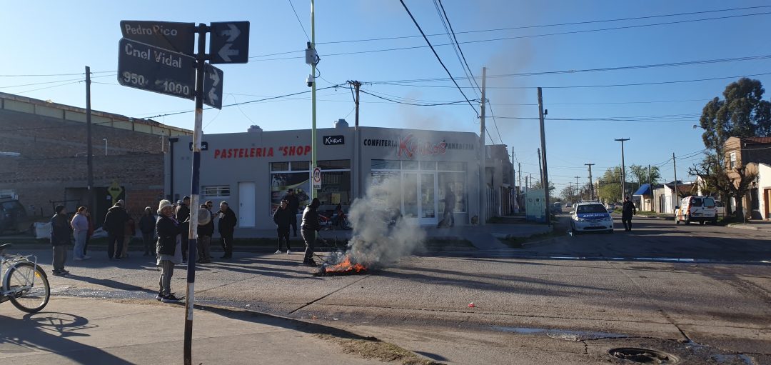 Vecinos cortaron calle Pedro Pico en reclamo por la falta de agua