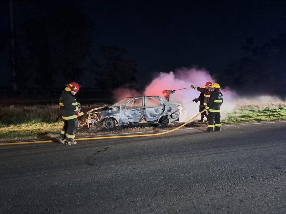 Un auto se prendió fuego cuando circulaba por la ruta 51