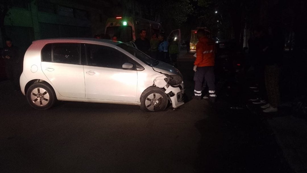 Manejaba totalmente alcoholizada y chocó contra un auto estacionado