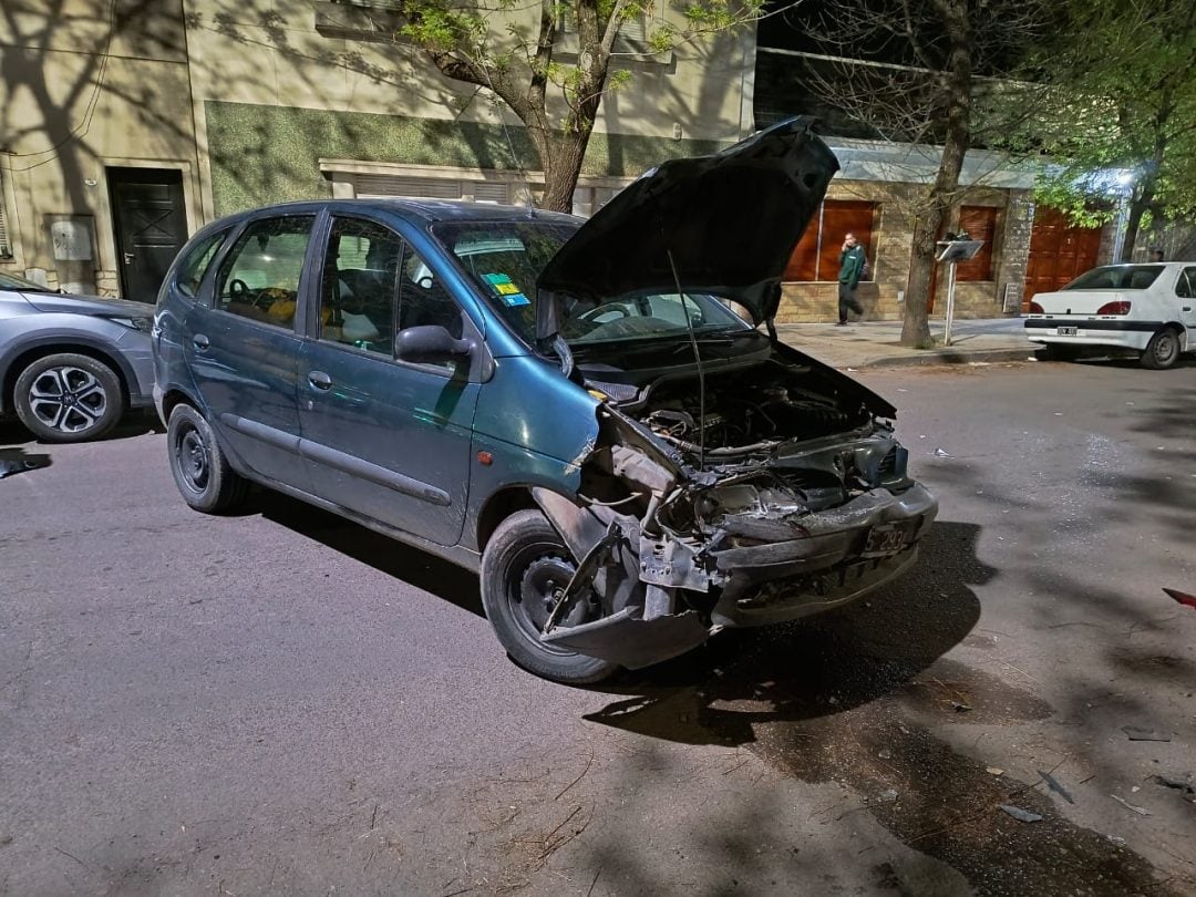 La colisión de una moto y un auto provocó un choque múltiple con otros cuatro vehículos estacionados