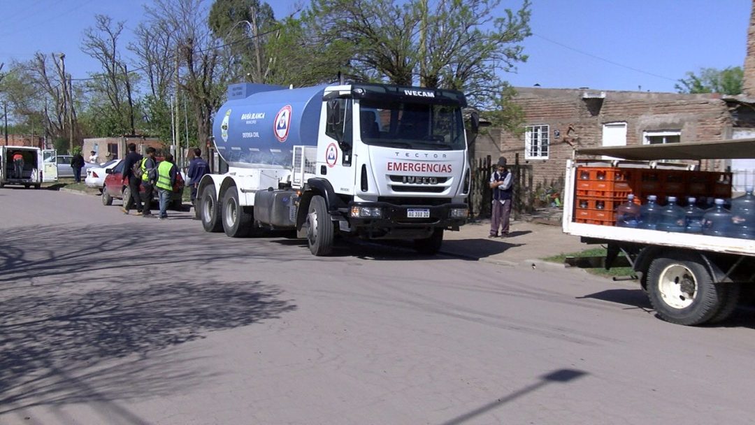 Los vecinos de Loma Paraguaya reciben agua en bidones y camiones cisterna