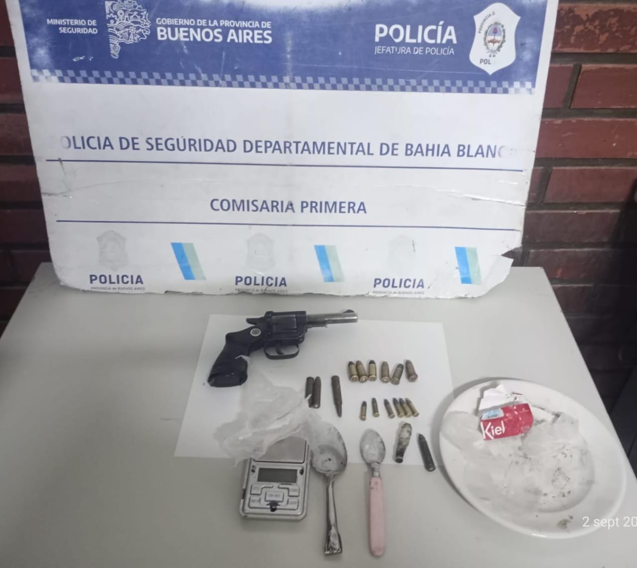 Dos detenidos con arma, municiones y elementos vinculados al comercio de drogas