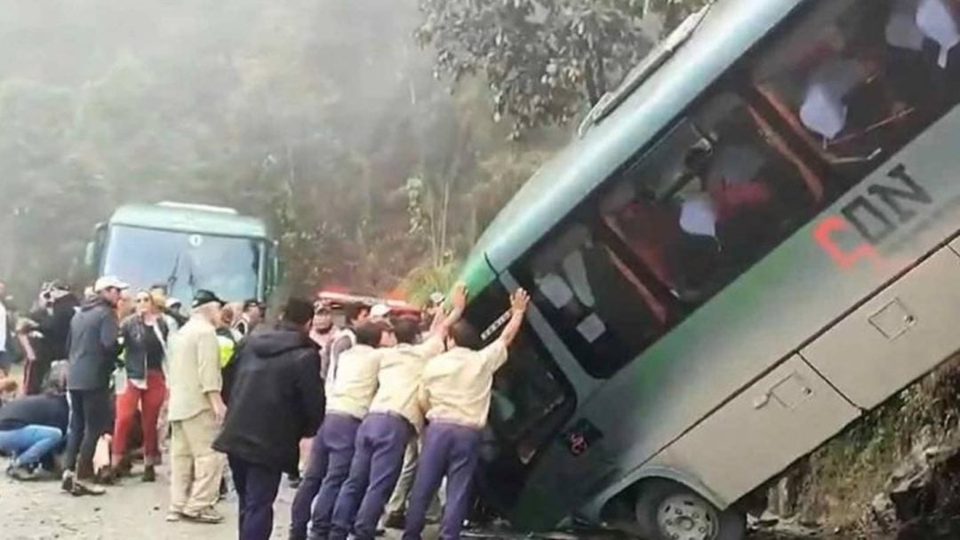 Un micro que iba a Machu Picchu volcó en la ruta y dos turistas argentinos resultaron heridos