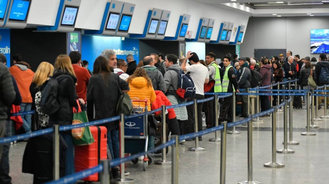 El paro de los gremios aeronáuticos de este viernes y sábado afectará a más de 30.000 pasajeros