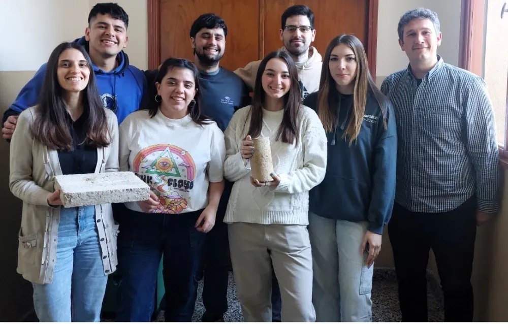 UNS: Estudiantes crean nuevo aislante para la construcción usando residuos de girasol