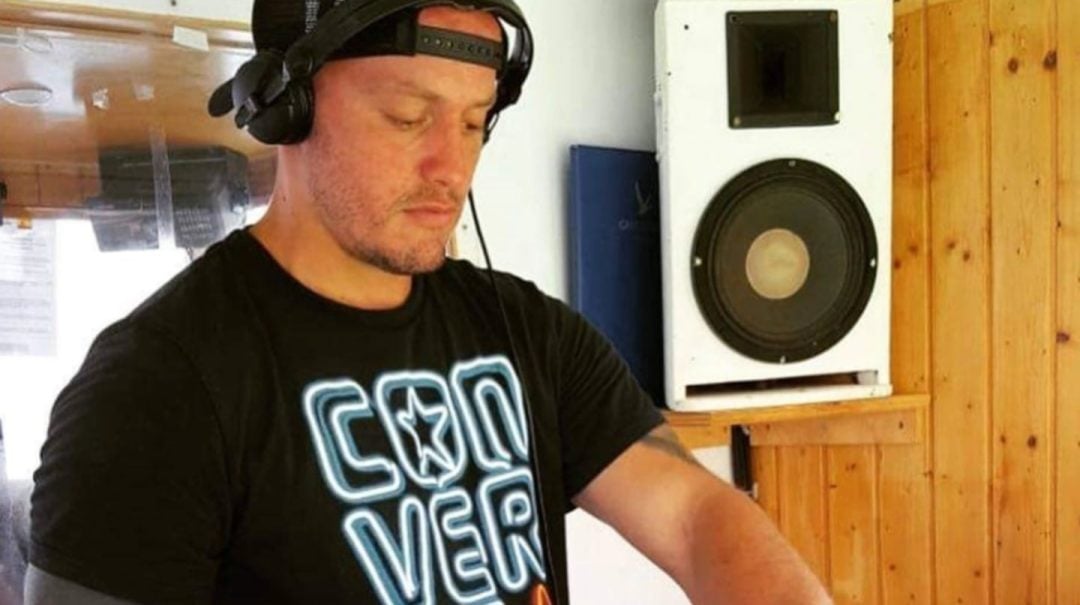 Un DJ argentino murió tras caer de un tercer piso en Ibiza: la justicia busca determinar si se trató de un accidente