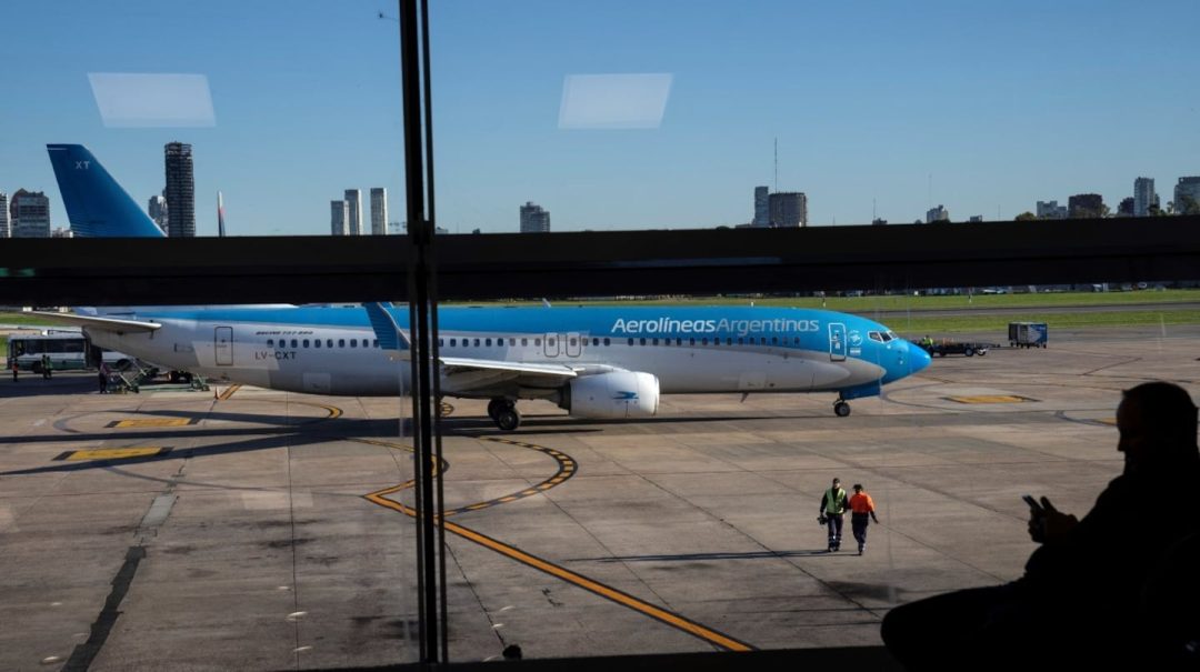 Un avión que volaba de Ushuaia a Buenos Aires tuvo que hacer un aterrizaje de emergencia por una amenaza de bomba