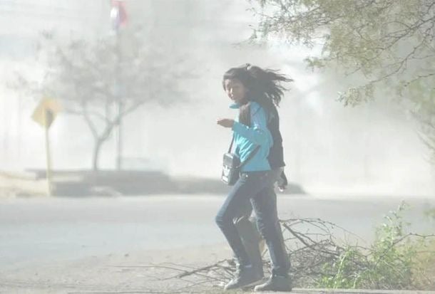 El alerta por fuertes vientos sigue durante la tarde