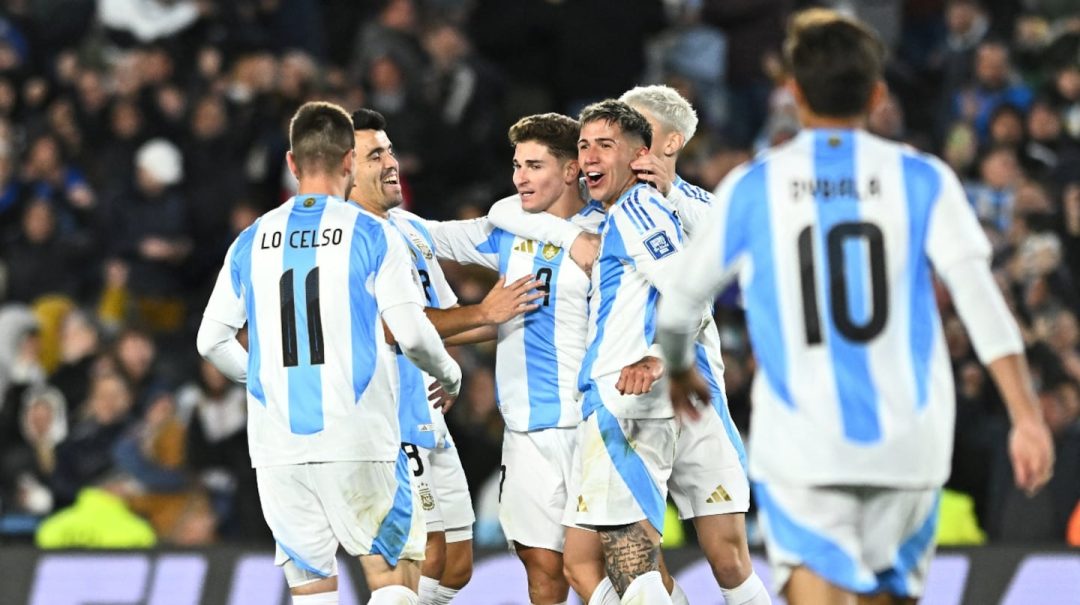 La Selección argentina goleó 3-0 a Chile y se mantiene como único líder de las Eliminatorias Sudamericanas