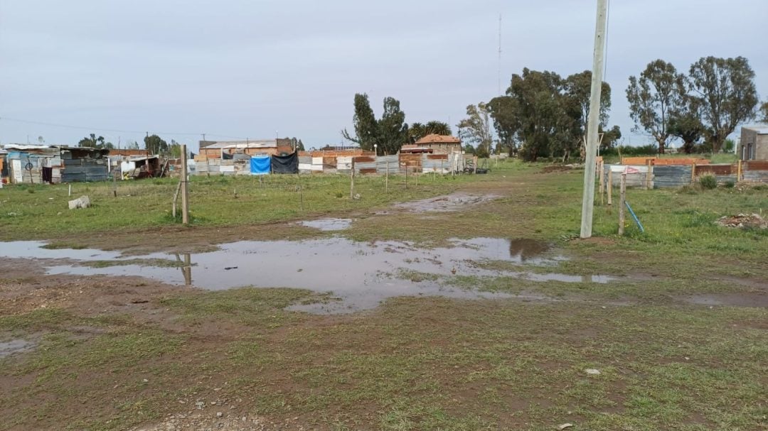 Explosión de un caño maestro inunda un barrio y deja a varias familias en crisis